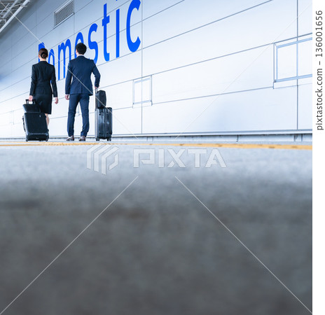 Heading to the domestic flight boarding gate ■Photography cooperation: Kansai International Airport (KIX) 136001656