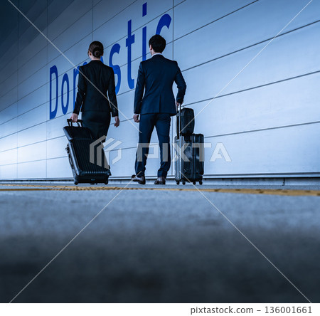 A business couple walking at the airport ■Photography cooperation: Kansai International Airport (KIX) 136001661