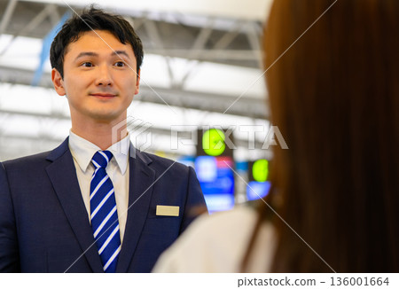 機場工作人員為旅客服務 ■攝影合作:關西國際機場(KIX) 機場工作人員為旅客服務 ■攝影合作:關西國際機場(KIX) 136001664