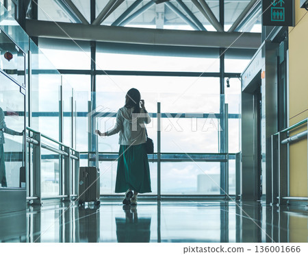 一名女子在機場手持手機。照片由關西國際機場(KIX)提供。 一名女子在機場手持手機。照片由關西國際機場(KIX)提供。 136001666