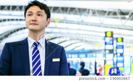 Airport staff in suits looking to the future ■Photography cooperation: Kansai International Airport (KIX) 136001667