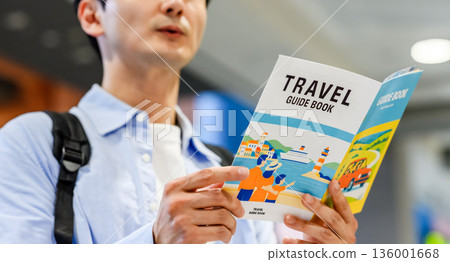 一名男子正在閱讀旅遊指南 _■照片由關西國際機場 (KIX) 提供 136001668