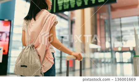 一位女士在機場攜帶行李。照片由關西國際機場（KIX）提供。 136001669