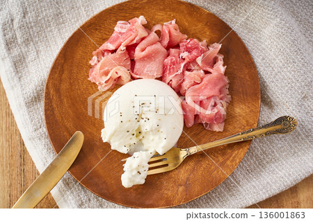 布拉塔起司和義大利燻火腿拼盤 136001863