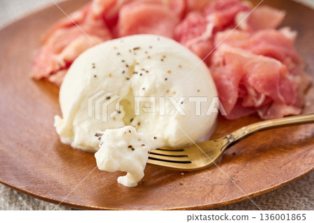 布拉塔起司和義大利燻火腿拼盤 136001865