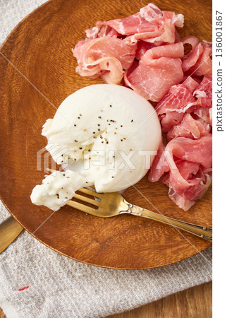 布拉塔起司和義大利燻火腿拼盤 136001867