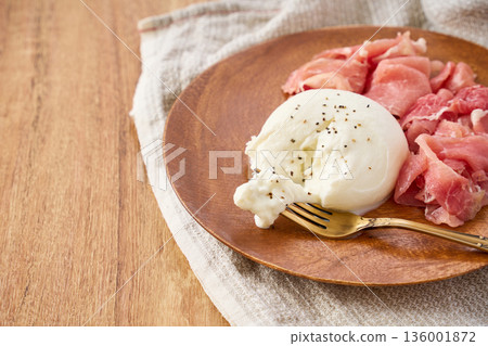 布拉塔起司和義大利燻火腿拼盤 136001872