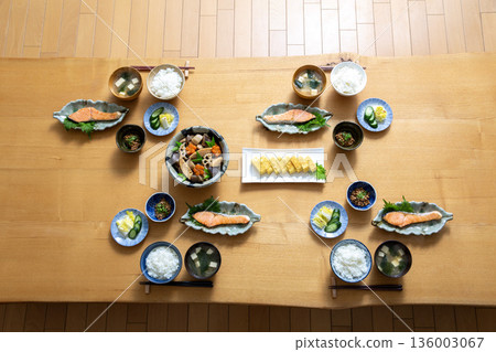 日式早餐米會在餐桌上供應。 136003067