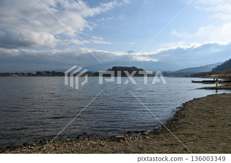 Arakurayama Five-story Pagoda and Mount Fuji covered in snow 136003349