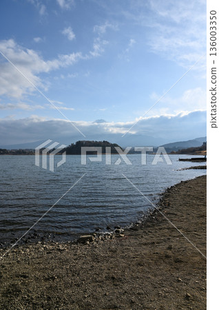 Arakurayama Five-story Pagoda and Mount Fuji covered in snow 136003350