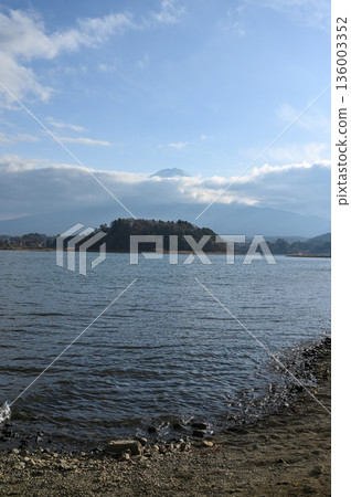 Arakurayama Five-story Pagoda and Mount Fuji covered in snow 136003352