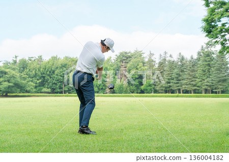 高爾夫球手的男人在高爾夫球場打高爾夫球(開球/高爾夫比賽) 高爾夫球手的男人在高爾夫球場打高爾夫球(開球/高爾夫比賽) 136004182