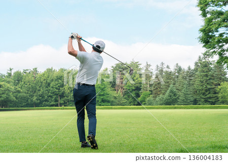高爾夫球手的男人在高爾夫球場打高爾夫球（開球/高爾夫比賽） 136004183