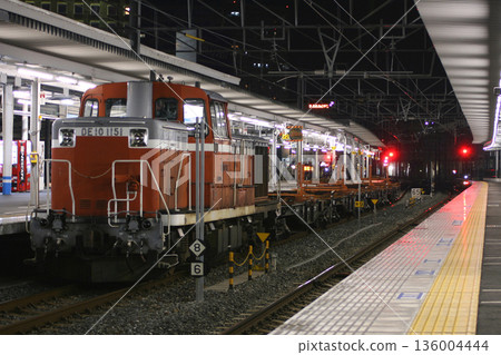 一列由DE10型柴油機車牽引的鐵路運輸列車停靠在山陽本線岡山站。 一列由DE10型柴油機車牽引的鐵路運輸列車停靠在山陽本線岡山站。 136004444