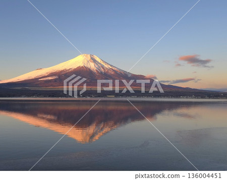 紅富士和倒富士(山中湖) 紅富士和倒富士(山中湖) 136004451