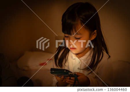 女孩在半夜使用智慧型手機 136004460