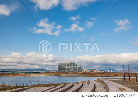 View of Takatsuki City from Yodogawa Aqua Theater in the Hirakata area of Yodogawa River Park, Hirakata City 136004477