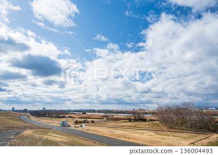 Winter at the exit area of Yodogawa River Park, Hirakata City, Osaka Prefecture 136004493