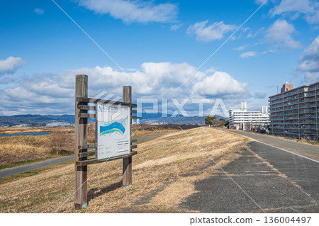 Winter at the exit area of Yodogawa River Park, Hirakata City, Osaka Prefecture 136004497