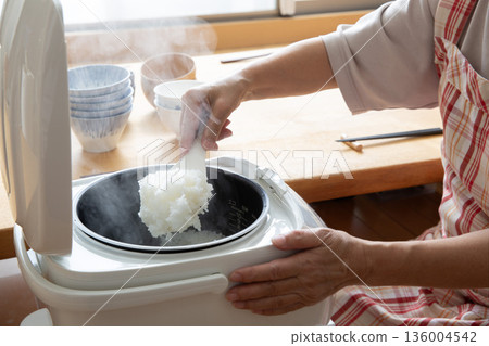 剛從電飯煲煮好的米飯 剛從電飯煲煮好的米飯 136004542