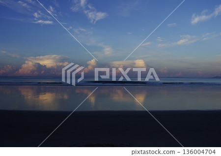日落時的海灘 日落時的海灘 136004704