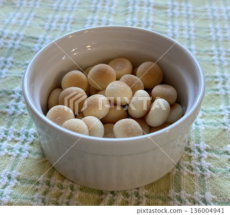 它還可以練習用指尖拾取食物。照片上是一碗可愛的小波羅球。 136004941