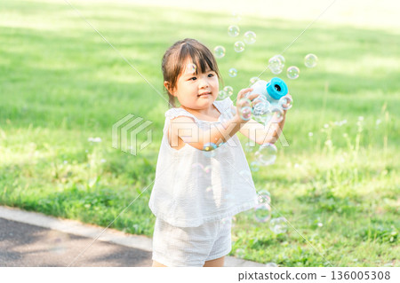 孩子們在公園玩肥皂泡（野餐、露營、戶外） 136005308