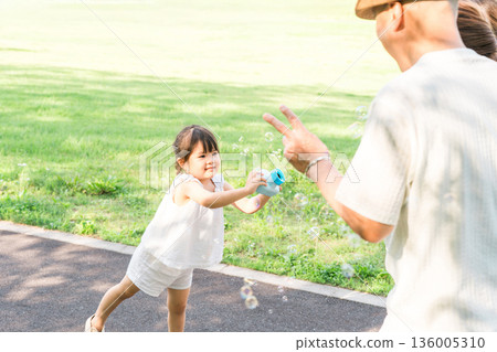 孩子們在公園玩肥皂泡（野餐、露營、戶外） 136005310