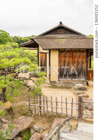 元祿文化庭園：後樂園，中之島島茶屋（岡山藩主池田氏所建造的藩主庭園）日本三大名園之一 136005352