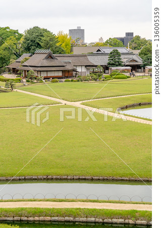 後樂園,元祿文化時期的庭園。從心山眺望遠洋亭(岡山藩主池田氏所建造的藩主庭園)。日本三大名園之一。 後樂園,元祿文化時期的庭園。從心山眺望遠洋亭(岡山藩主池田氏所建造的藩主庭園)。日本三大名園之一。 136005359