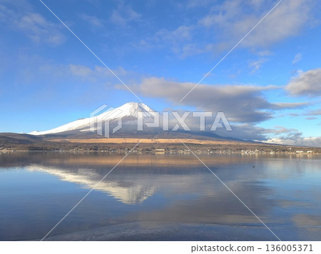 Snowy Mt. Fuji and inverted Mt. Fuji (Lake Yamanaka) Snowy Mt. Fuji and inverted Mt. Fuji (Lake Yamanaka) 136005371