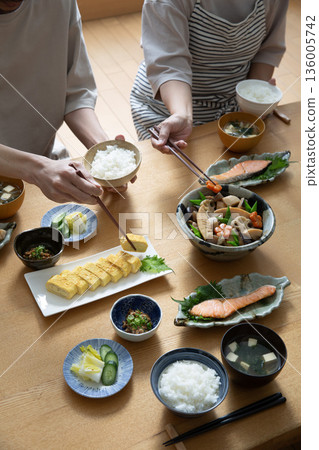 日本料理，早餐場景，桌上的食物，人們 136005742