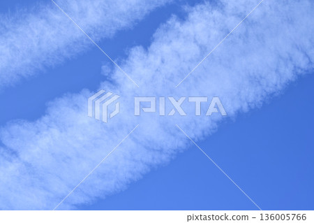 日本橫濱罕見景象：兩道消失的凝結尾跡和一架飛過的飛機…一陣飛機轟鳴…對明天充滿希望 136005766