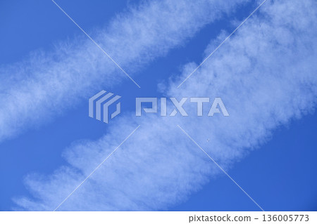 Japan's Yokohama cityscape: A rare sight of an aircraft passing by... Two vanishing contrails and a passing aircraft... Aircraft rush... Towards tomorrow 136005773