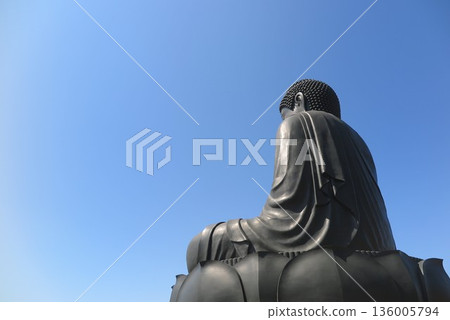 View of the sky and the back of the Great Buddha 2 136005794