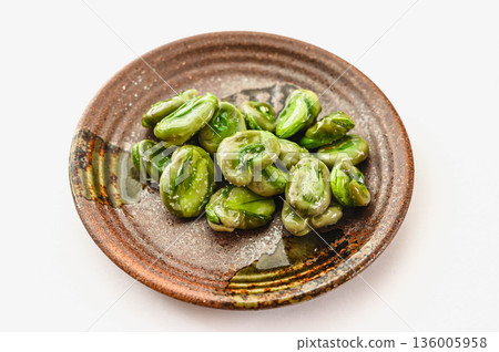 Steamed broad beans 136005958