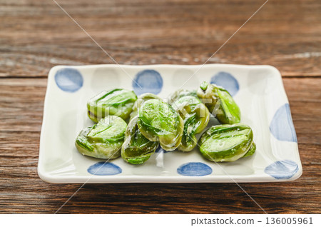 Steamed broad beans 136005961