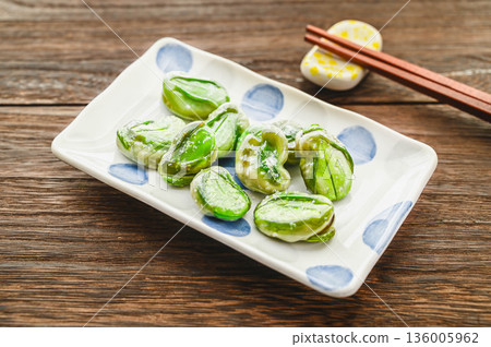 Steamed broad beans Steamed broad beans 136005962