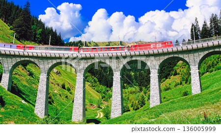瑞士著名的紅色特快列車的壯麗景色 136005999
