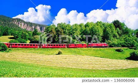 瑞士著名的紅色特快列車的壯麗景色 136006006