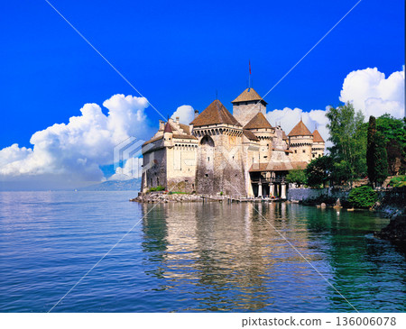 Spectacular view of Chillon Castle on the shores of Lake Geneva 136006078