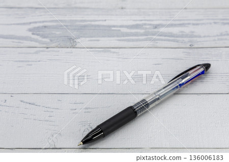 原子筆和木紋背景 辦公用品 136006183