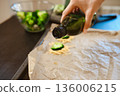 Preparation steps for smashed broccoli with cheese using fresh ingredients at home kitchen 136006215
