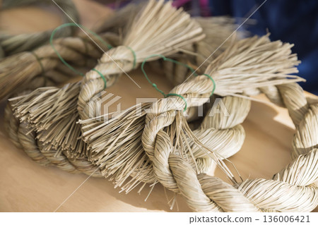 串珠編織工坊的圖片:串珠的各個部件整齊地擺放在桌上。 串珠編織工坊的圖片:串珠的各個部件整齊地擺放在桌上。 136006421