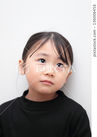 4歲女孩（白色背景，無背景） 136006458