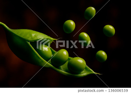 鮮亮的綠色毛豆從豆莢裡探出頭來 136006539