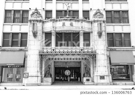 日本橋三越總店主大樓(重要文化財產)是三越伊勢丹控股旗下的老字百貨商店。主要販售報紙和雜誌。 日本橋三越總店主大樓(重要文化財產)是三越伊勢丹控股旗下的老字百貨商店。主要販售報紙和雜誌。 136006763