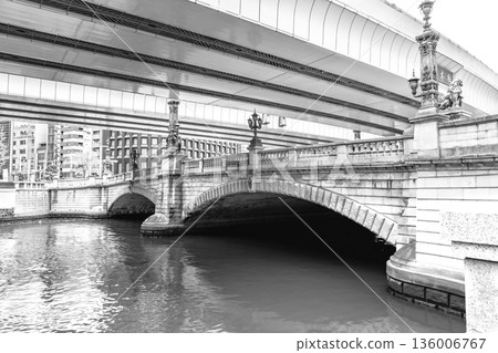 Nihonbashi Bridge (Important Cultural Property), the starting point of the Tokaido Road. A stone double-arch bridge (for newspapers and magazines) 136006767