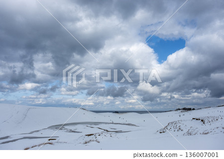 藍天白雲，鳥取沙丘的雪景 136007001