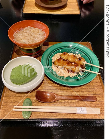 日式甜點拼盤：團體、抹茶冰淇淋和紅豆湯什錦。餐桌照片 136007571